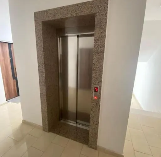 Modern Overlooking The Of Tirana 公寓 Kamez